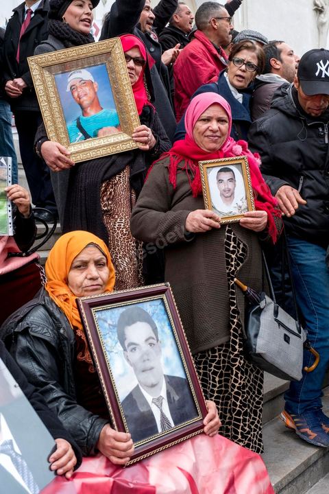 14 janvier 2017 :  Les familles de martyrs d ela révolution; Les tunisiens fêtent dans une certaine morosité le 6ème anniversaire de la Révolution sur l'avenue Habib Bourguiba à Tunis. Peu de responsables politiques et d'organisations ont célébré samedi en Tunisie le 6e anniversaire de la révolution du 14 janvier 2011, alors qu'un certain désenchantement se manifeste à travers le pays.