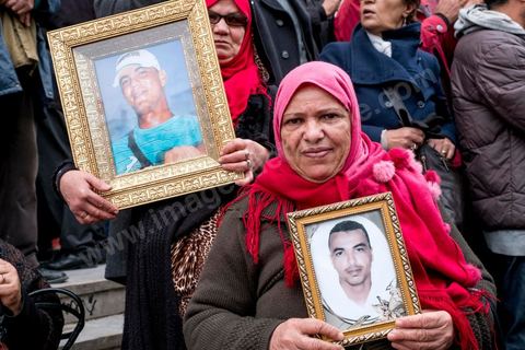 14 janvier 2017 :  Les familles de martyrs d ela révolution; Les tunisiens fêtent dans une certaine morosité le 6ème anniversaire de la Révolution sur l'avenue Habib Bourguiba à Tunis. Peu de responsables politiques et d'organisations ont célébré samedi en Tunisie le 6e anniversaire de la révolution du 14 janvier 2011, alors qu'un certain désenchantement se manifeste à travers le pays.