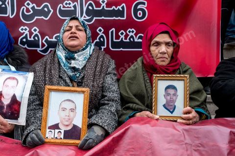 14 janvier 2017 :  Les familles de martyrs d ela révolution; Les tunisiens fêtent dans une certaine morosité le 6ème anniversaire de la Révolution sur l'avenue Habib Bourguiba à Tunis. Peu de responsables politiques et d'organisations ont célébré samedi en Tunisie le 6e anniversaire de la révolution du 14 janvier 2011, alors qu'un certain désenchantement se manifeste à travers le pays.