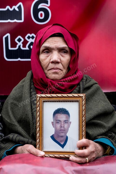 14 janvier 2017 :  Les familles de martyrs d ela révolution; Les tunisiens fêtent dans une certaine morosité le 6ème anniversaire de la Révolution sur l'avenue Habib Bourguiba à Tunis. Peu de responsables politiques et d'organisations ont célébré samedi en Tunisie le 6e anniversaire de la révolution du 14 janvier 2011, alors qu'un certain désenchantement se manifeste à travers le pays.