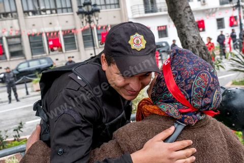 14 janvier 2017 :  policiers devant le ministère de l'Intérieur. Les tunisiens fêtent dans une certaine morosité le 6ème anniversaire de la Révolution sur l'avenue Habib Bourguiba à Tunis. Peu de responsables politiques et d'organisations ont célébré samedi en Tunisie le 6e anniversaire de la révolution du 14 janvier 2011, alors qu'un certain désenchantement se manifeste à travers le pays.
