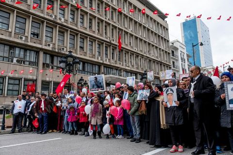 14 janvier 2017 : Devant le ministère de l'intérieur, festivité en hommage aux policiers victimes depuis la révolution, martyrs du terrorisme. Les tunisiens fêtent dans une certaine morosité le 6ème anniversaire de la Révolution sur l'avenue Habib Bourguiba à Tunis. Peu de responsables politiques et d'organisations ont célébré samedi en Tunisie le 6e anniversaire de la révolution du 14 janvier 2011, alors qu'un certain désenchantement se manifeste à travers le pays.