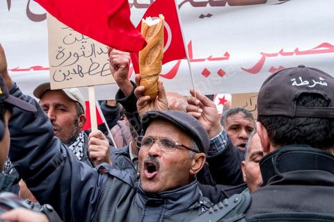 14 janvier 2017 : Les revendication sociales et économiques ont marqué les marches des quelques protestataires dans une tunisie en mal de politique. les tunisiens fêtent dans une certaine morosité le 6ème anniversaire de la Révolution sur l'avenue Habib Bourguiba à Tunis. Peu de responsables politiques et d'organisations ont célébré samedi en Tunisie le 6e anniversaire de la révolution du 14 janvier 2011, alors qu'un certain désenchantement se manifeste à travers le pays.