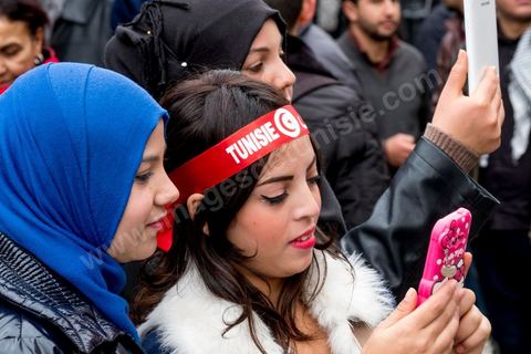 14 janvier 2017 : les tunisiens fêtent dans une certaine morosité le 6ème anniversaire de la Révolution sur l'avenue Habib Bourguiba à Tunis. Peu de responsables politiques et d'organisations ont célébré samedi en Tunisie le 6e anniversaire de la révolution du 14 janvier 2011, alors qu'un certain désenchantement se manifeste à travers le pays. Le Front populaire et Ennahdha furent les deux partis présents avec quelques centaines de militants autour des podiums ou défilant sur l'avenue. 