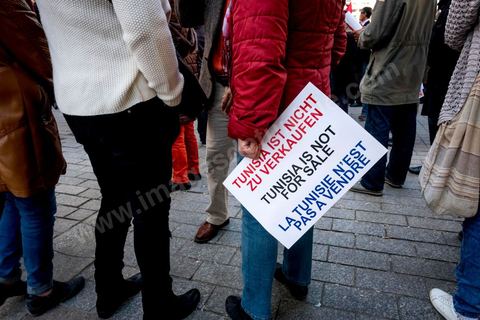 5 février 2017 : à l'appel d'associations citoyennes une centaine de tunisiens se sont réunis sur l'avenue Habib Bourguiba à Tunis pour manifetser leur rejet concernant le retour des terroristes tunisiens en Syrie, Irak ou Libye sur le territoire tunisien. Parmis les slogans une pancarte dénoncée les états occidentaux "La Tunisie n'est pas la poubelle de la France, les daeschiens vous les avez fabriqués, vous assumez leur sort" message à l'intention aussi des allemands, anglais et américains.