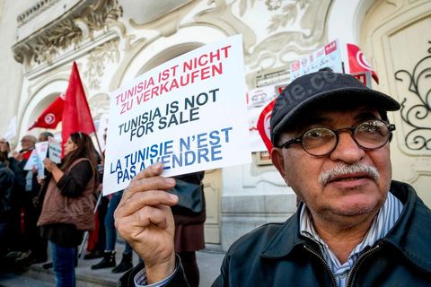 5 février 2017 : à l'appel d'associations citoyennes une centaine de tunisiens se sont réunis sur l'avenue Habib Bourguiba à Tunis pour manifetser leur rejet concernant le retour des terroristes tunisiens en Syrie, Irak ou Libye sur le territoire tunisien. Parmis les slogans une pancarte dénoncée les états occidentaux "La Tunisie n'est pas la poubelle de la France, les daeschiens vous les avez fabriqués, vous assumez leur sort" message à l'intention aussi des allemands, anglais et américains.