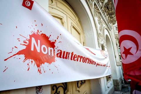 5 février 2017 : à l'appel d'associations citoyennes une centaine de tunisiens se sont réunis sur l'avenue Habib Bourguiba à Tunis pour manifetser leur rejet concernant le retour des terroristes tunisiens en Syrie, Irak ou Libye sur le territoire tunisien. Parmis les slogans une pancarte dénoncée les états occidentaux "La Tunisie n'est pas la poubelle de la France, les daeschiens vous les avez fabriqués, vous assumez leur sort" message à l'intention aussi des allemands, anglais et américains.