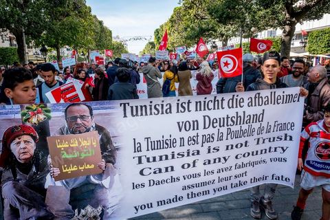 5 février 2017 : à l'appel d'associations citoyennes une centaine de tunisiens se sont réunis sur l'avenue Habib Bourguiba à Tunis pour manifetser leur rejet concernant le retour des terroristes tunisiens en Syrie, Irak ou Libye sur le territoire tunisien. Parmis les slogans une pancarte dénoncée les états occidentaux "La Tunisie n'est pas la poubelle de la France, les daeschiens vous les avez fabriqués, vous assumez leur sort" message à l'intention aussi des allemands, anglais et américains.