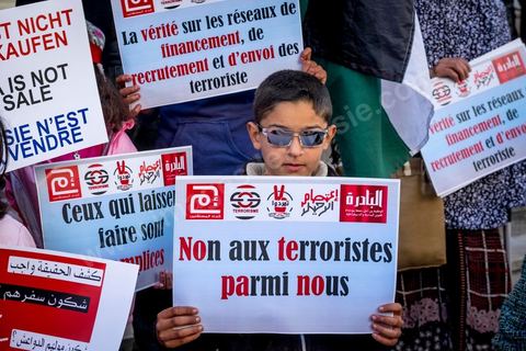 5 février 2017 : à l'appel d'associations citoyennes une centaine de tunisiens se sont réunis sur l'avenue Habib Bourguiba à Tunis pour manifetser leur rejet concernant le retour des terroristes tunisiens en Syrie, Irak ou Libye sur le territoire tunisien. Parmis les slogans une pancarte dénoncée les états occidentaux "La Tunisie n'est pas la poubelle de la France, les daeschiens vous les avez fabriqués, vous assumez leur sort" message à l'intention aussi des allemands, anglais et américains.