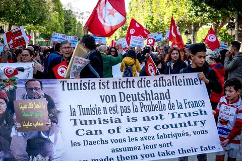 5 février 2017 : à l'appel d'associations citoyennes une centaine de tunisiens se sont réunis sur l'avenue Habib Bourguiba à Tunis pour manifetser leur rejet concernant le retour des terroristes tunisiens en Syrie, Irak ou Libye sur le territoire tunisien. Parmis les slogans une pancarte dénoncée les états occidentaux "La Tunisie n'est pas la poubelle de la France, les daeschiens vous les avez fabriqués, vous assumez leur sort" message à l'intention aussi des allemands, anglais et américains.
