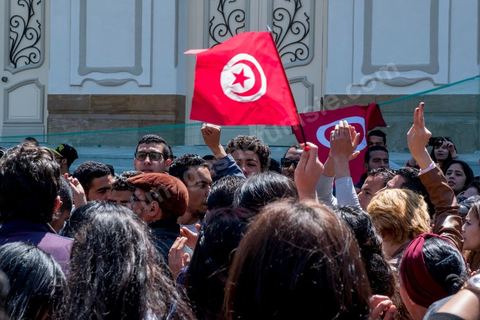 13 et 14 avril 2017 : manifestation des étudiants en droit sur l'avenue Habib Bourguiba. En grève depuis plusieurs jours, les étudiants en droit sont rejoints, le 14 avril, par ceux des autres universités pour une grève générale annoncée par l'UGET, le principal syndicat étudiant et ce afin de dénoncer des "violences policières" qui ont eu lieu mardi lors d'une manifestation des étudiants en droit à La Kasbah.Cette décision est le résultat d'une série d’événements qui ont éclaté après que le ministère de la Justice et la présidence du gouvernement ont émis un décret (345) selon lequel seuls les étudiants titulaires d’un master peuvent passer le concours national pour accéder à l'Institut Supérieur de la Magistrature (ISM). Les forces de sécurité tunisiennes ont interdit, vendredi, à des centaines d'étudiants des facultés de droit, l'accès au siège du ministère de l'Intérieur, lors d'une manifestation organisée à l’avenue Habib Bourguiba, au centre de la capitale, Tunis. Les protestataires exigent du ministère de la Justice l’annulation de mesures réglementant l'entrée à l'Institut Supérieur de la Magistrature.