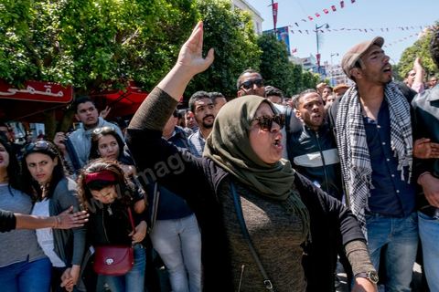 13 et 14 avril 2017 : manifestation des étudiants en droit sur l'avenue Habib Bourguiba. En grève depuis plusieurs jours, les étudiants en droit sont rejoints, le 14 avril, par ceux des autres universités pour une grève générale annoncée par l'UGET, le principal syndicat étudiant et ce afin de dénoncer des "violences policières" qui ont eu lieu mardi lors d'une manifestation des étudiants en droit à La Kasbah.Cette décision est le résultat d'une série d’événements qui ont éclaté après que le ministère de la Justice et la présidence du gouvernement ont émis un décret (345) selon lequel seuls les étudiants titulaires d’un master peuvent passer le concours national pour accéder à l'Institut Supérieur de la Magistrature (ISM). Les forces de sécurité tunisiennes ont interdit, vendredi, à des centaines d'étudiants des facultés de droit, l'accès au siège du ministère de l'Intérieur, lors d'une manifestation organisée à l’avenue Habib Bourguiba, au centre de la capitale, Tunis. Les protestataires exigent du ministère de la Justice l’annulation de mesures réglementant l'entrée à l'Institut Supérieur de la Magistrature.