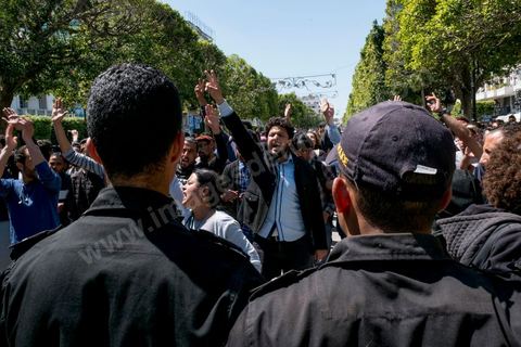 13 et 14 avril 2017 : manifestation des étudiants en droit sur l'avenue Habib Bourguiba. En grève depuis plusieurs jours, les étudiants en droit sont rejoints, le 14 avril, par ceux des autres universités pour une grève générale annoncée par l'UGET, le principal syndicat étudiant et ce afin de dénoncer des "violences policières" qui ont eu lieu mardi lors d'une manifestation des étudiants en droit à La Kasbah.Cette décision est le résultat d'une série d’événements qui ont éclaté après que le ministère de la Justice et la présidence du gouvernement ont émis un décret (345) selon lequel seuls les étudiants titulaires d’un master peuvent passer le concours national pour accéder à l'Institut Supérieur de la Magistrature (ISM). Les forces de sécurité tunisiennes ont interdit, vendredi, à des centaines d'étudiants des facultés de droit, l'accès au siège du ministère de l'Intérieur, lors d'une manifestation organisée à l’avenue Habib Bourguiba, au centre de la capitale, Tunis. Les protestataires exigent du ministère de la Justice l’annulation de mesures réglementant l'entrée à l'Institut Supérieur de la Magistrature.