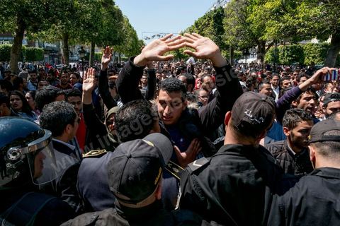 13 et 14 avril 2017 : manifestation des étudiants en droit sur l'avenue Habib Bourguiba. En grève depuis plusieurs jours, les étudiants en droit sont rejoints, le 14 avril, par ceux des autres universités pour une grève générale annoncée par l'UGET, le principal syndicat étudiant et ce afin de dénoncer des "violences policières" qui ont eu lieu mardi lors d'une manifestation des étudiants en droit à La Kasbah.Cette décision est le résultat d'une série d’événements qui ont éclaté après que le ministère de la Justice et la présidence du gouvernement ont émis un décret (345) selon lequel seuls les étudiants titulaires d’un master peuvent passer le concours national pour accéder à l'Institut Supérieur de la Magistrature (ISM). Les forces de sécurité tunisiennes ont interdit, vendredi, à des centaines d'étudiants des facultés de droit, l'accès au siège du ministère de l'Intérieur, lors d'une manifestation organisée à l’avenue Habib Bourguiba, au centre de la capitale, Tunis. Les protestataires exigent du ministère de la Justice l’annulation de mesures réglementant l'entrée à l'Institut Supérieur de la Magistrature.