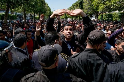 13 et 14 avril 2017 : manifestation des étudiants en droit sur l'avenue Habib Bourguiba. En grève depuis plusieurs jours, les étudiants en droit sont rejoints, le 14 avril, par ceux des autres universités pour une grève générale annoncée par l'UGET, le principal syndicat étudiant et ce afin de dénoncer des "violences policières" qui ont eu lieu mardi lors d'une manifestation des étudiants en droit à La Kasbah.Cette décision est le résultat d'une série d’événements qui ont éclaté après que le ministère de la Justice et la présidence du gouvernement ont émis un décret (345) selon lequel seuls les étudiants titulaires d’un master peuvent passer le concours national pour accéder à l'Institut Supérieur de la Magistrature (ISM). Les forces de sécurité tunisiennes ont interdit, vendredi, à des centaines d'étudiants des facultés de droit, l'accès au siège du ministère de l'Intérieur, lors d'une manifestation organisée à l’avenue Habib Bourguiba, au centre de la capitale, Tunis. Les protestataires exigent du ministère de la Justice l’annulation de mesures réglementant l'entrée à l'Institut Supérieur de la Magistrature.