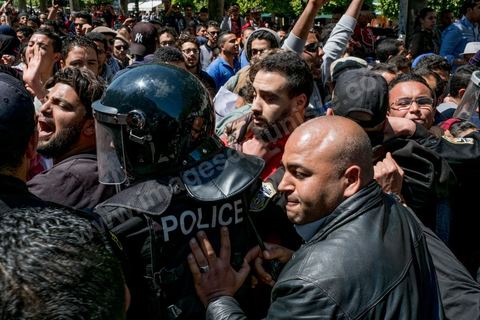13 et 14 avril 2017 : manifestation des étudiants en droit sur l'avenue Habib Bourguiba. En grève depuis plusieurs jours, les étudiants en droit sont rejoints, le 14 avril, par ceux des autres universités pour une grève générale annoncée par l'UGET, le principal syndicat étudiant et ce afin de dénoncer des "violences policières" qui ont eu lieu mardi lors d'une manifestation des étudiants en droit à La Kasbah.Cette décision est le résultat d'une série d’événements qui ont éclaté après que le ministère de la Justice et la présidence du gouvernement ont émis un décret (345) selon lequel seuls les étudiants titulaires d’un master peuvent passer le concours national pour accéder à l'Institut Supérieur de la Magistrature (ISM). Les forces de sécurité tunisiennes ont interdit, vendredi, à des centaines d'étudiants des facultés de droit, l'accès au siège du ministère de l'Intérieur, lors d'une manifestation organisée à l’avenue Habib Bourguiba, au centre de la capitale, Tunis. Les protestataires exigent du ministère de la Justice l’annulation de mesures réglementant l'entrée à l'Institut Supérieur de la Magistrature.