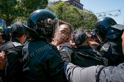 13 et 14 avril 2017 : manifestation des étudiants en droit sur l'avenue Habib Bourguiba. En grève depuis plusieurs jours, les étudiants en droit sont rejoints, le 14 avril, par ceux des autres universités pour une grève générale annoncée par l'UGET, le principal syndicat étudiant et ce afin de dénoncer des "violences policières" qui ont eu lieu mardi lors d'une manifestation des étudiants en droit à La Kasbah.Cette décision est le résultat d'une série d’événements qui ont éclaté après que le ministère de la Justice et la présidence du gouvernement ont émis un décret (345) selon lequel seuls les étudiants titulaires d’un master peuvent passer le concours national pour accéder à l'Institut Supérieur de la Magistrature (ISM). Les forces de sécurité tunisiennes ont interdit, vendredi, à des centaines d'étudiants des facultés de droit, l'accès au siège du ministère de l'Intérieur, lors d'une manifestation organisée à l’avenue Habib Bourguiba, au centre de la capitale, Tunis. Les protestataires exigent du ministère de la Justice l’annulation de mesures réglementant l'entrée à l'Institut Supérieur de la Magistrature.