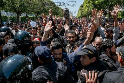 13 et 14 avril 2017 : manifestation des étudiants en droit sur l'avenue Habib Bourguiba. En grève depuis plusieurs jours, les étudiants en droit sont rejoints, le 14 avril, par ceux des autres universités pour une grève générale annoncée par l'UGET, le principal syndicat étudiant et ce afin de dénoncer des "violences policières" qui ont eu lieu mardi lors d'une manifestation des étudiants en droit à La Kasbah.Cette décision est le résultat d'une série d’événements qui ont éclaté après que le ministère de la Justice et la présidence du gouvernement ont émis un décret (345) selon lequel seuls les étudiants titulaires d’un master peuvent passer le concours national pour accéder à l'Institut Supérieur de la Magistrature (ISM). Les forces de sécurité tunisiennes ont interdit, vendredi, à des centaines d'étudiants des facultés de droit, l'accès au siège du ministère de l'Intérieur, lors d'une manifestation organisée à l’avenue Habib Bourguiba, au centre de la capitale, Tunis. Les protestataires exigent du ministère de la Justice l’annulation de mesures réglementant l'entrée à l'Institut Supérieur de la Magistrature.