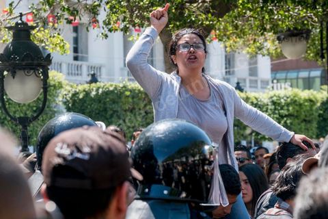 13 et 14 avril 2017 : manifestation des étudiants en droit sur l'avenue Habib Bourguiba. En grève depuis plusieurs jours, les étudiants en droit sont rejoints, le 14 avril, par ceux des autres universités pour une grève générale annoncée par l'UGET, le principal syndicat étudiant et ce afin de dénoncer des "violences policières" qui ont eu lieu mardi lors d'une manifestation des étudiants en droit à La Kasbah.Cette décision est le résultat d'une série d’événements qui ont éclaté après que le ministère de la Justice et la présidence du gouvernement ont émis un décret (345) selon lequel seuls les étudiants titulaires d’un master peuvent passer le concours national pour accéder à l'Institut Supérieur de la Magistrature (ISM). Les forces de sécurité tunisiennes ont interdit, vendredi, à des centaines d'étudiants des facultés de droit, l'accès au siège du ministère de l'Intérieur, lors d'une manifestation organisée à l’avenue Habib Bourguiba, au centre de la capitale, Tunis. Les protestataires exigent du ministère de la Justice l’annulation de mesures réglementant l'entrée à l'Institut Supérieur de la Magistrature.