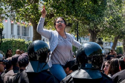 13 et 14 avril 2017 : manifestation des étudiants en droit sur l'avenue Habib Bourguiba. En grève depuis plusieurs jours, les étudiants en droit sont rejoints, le 14 avril, par ceux des autres universités pour une grève générale annoncée par l'UGET, le principal syndicat étudiant et ce afin de dénoncer des "violences policières" qui ont eu lieu mardi lors d'une manifestation des étudiants en droit à La Kasbah.Cette décision est le résultat d'une série d’événements qui ont éclaté après que le ministère de la Justice et la présidence du gouvernement ont émis un décret (345) selon lequel seuls les étudiants titulaires d’un master peuvent passer le concours national pour accéder à l'Institut Supérieur de la Magistrature (ISM). Les forces de sécurité tunisiennes ont interdit, vendredi, à des centaines d'étudiants des facultés de droit, l'accès au siège du ministère de l'Intérieur, lors d'une manifestation organisée à l’avenue Habib Bourguiba, au centre de la capitale, Tunis. Les protestataires exigent du ministère de la Justice l’annulation de mesures réglementant l'entrée à l'Institut Supérieur de la Magistrature.