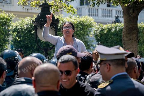 13 et 14 avril 2017 : manifestation des étudiants en droit sur l'avenue Habib Bourguiba. En grève depuis plusieurs jours, les étudiants en droit sont rejoints, le 14 avril, par ceux des autres universités pour une grève générale annoncée par l'UGET, le principal syndicat étudiant et ce afin de dénoncer des "violences policières" qui ont eu lieu mardi lors d'une manifestation des étudiants en droit à La Kasbah.Cette décision est le résultat d'une série d’événements qui ont éclaté après que le ministère de la Justice et la présidence du gouvernement ont émis un décret (345) selon lequel seuls les étudiants titulaires d’un master peuvent passer le concours national pour accéder à l'Institut Supérieur de la Magistrature (ISM). Les forces de sécurité tunisiennes ont interdit, vendredi, à des centaines d'étudiants des facultés de droit, l'accès au siège du ministère de l'Intérieur, lors d'une manifestation organisée à l’avenue Habib Bourguiba, au centre de la capitale, Tunis. Les protestataires exigent du ministère de la Justice l’annulation de mesures réglementant l'entrée à l'Institut Supérieur de la Magistrature.