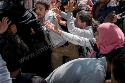 13 et 14 avril 2017 : manifestation des étudiants en droit sur l'avenue Habib Bourguiba. En grève depuis plusieurs jours, les étudiants en droit sont rejoints, le 14 avril, par ceux des autres universités pour une grève générale annoncée par l'UGET, le principal syndicat étudiant et ce afin de dénoncer des "violences policières" qui ont eu lieu mardi lors d'une manifestation des étudiants en droit à La Kasbah.Cette décision est le résultat d'une série d’événements qui ont éclaté après que le ministère de la Justice et la présidence du gouvernement ont émis un décret (345) selon lequel seuls les étudiants titulaires d’un master peuvent passer le concours national pour accéder à l'Institut Supérieur de la Magistrature (ISM). Les forces de sécurité tunisiennes ont interdit, vendredi, à des centaines d'étudiants des facultés de droit, l'accès au siège du ministère de l'Intérieur, lors d'une manifestation organisée à l’avenue Habib Bourguiba, au centre de la capitale, Tunis. Les protestataires exigent du ministère de la Justice l’annulation de mesures réglementant l'entrée à l'Institut Supérieur de la Magistrature.