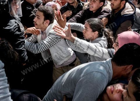13 et 14 avril 2017 : manifestation des étudiants en droit sur l'avenue Habib Bourguiba. En grève depuis plusieurs jours, les étudiants en droit sont rejoints, le 14 avril, par ceux des autres universités pour une grève générale annoncée par l'UGET, le principal syndicat étudiant et ce afin de dénoncer des "violences policières" qui ont eu lieu mardi lors d'une manifestation des étudiants en droit à La Kasbah.Cette décision est le résultat d'une série d’événements qui ont éclaté après que le ministère de la Justice et la présidence du gouvernement ont émis un décret (345) selon lequel seuls les étudiants titulaires d’un master peuvent passer le concours national pour accéder à l'Institut Supérieur de la Magistrature (ISM). Les forces de sécurité tunisiennes ont interdit, vendredi, à des centaines d'étudiants des facultés de droit, l'accès au siège du ministère de l'Intérieur, lors d'une manifestation organisée à l’avenue Habib Bourguiba, au centre de la capitale, Tunis. Les protestataires exigent du ministère de la Justice l’annulation de mesures réglementant l'entrée à l'Institut Supérieur de la Magistrature.