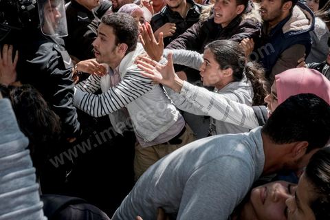 13 et 14 avril 2017 : manifestation des étudiants en droit sur l'avenue Habib Bourguiba. En grève depuis plusieurs jours, les étudiants en droit sont rejoints, le 14 avril, par ceux des autres universités pour une grève générale annoncée par l'UGET, le principal syndicat étudiant et ce afin de dénoncer des "violences policières" qui ont eu lieu mardi lors d'une manifestation des étudiants en droit à La Kasbah.Cette décision est le résultat d'une série d’événements qui ont éclaté après que le ministère de la Justice et la présidence du gouvernement ont émis un décret (345) selon lequel seuls les étudiants titulaires d’un master peuvent passer le concours national pour accéder à l'Institut Supérieur de la Magistrature (ISM). Les forces de sécurité tunisiennes ont interdit, vendredi, à des centaines d'étudiants des facultés de droit, l'accès au siège du ministère de l'Intérieur, lors d'une manifestation organisée à l’avenue Habib Bourguiba, au centre de la capitale, Tunis. Les protestataires exigent du ministère de la Justice l’annulation de mesures réglementant l'entrée à l'Institut Supérieur de la Magistrature.