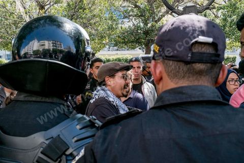 13 et 14 avril 2017 : manifestation des étudiants en droit sur l'avenue Habib Bourguiba. En grève depuis plusieurs jours, les étudiants en droit sont rejoints, le 14 avril, par ceux des autres universités pour une grève générale annoncée par l'UGET, le principal syndicat étudiant et ce afin de dénoncer des "violences policières" qui ont eu lieu mardi lors d'une manifestation des étudiants en droit à La Kasbah.Cette décision est le résultat d'une série d’événements qui ont éclaté après que le ministère de la Justice et la présidence du gouvernement ont émis un décret (345) selon lequel seuls les étudiants titulaires d’un master peuvent passer le concours national pour accéder à l'Institut Supérieur de la Magistrature (ISM). Les forces de sécurité tunisiennes ont interdit, vendredi, à des centaines d'étudiants des facultés de droit, l'accès au siège du ministère de l'Intérieur, lors d'une manifestation organisée à l’avenue Habib Bourguiba, au centre de la capitale, Tunis. Les protestataires exigent du ministère de la Justice l’annulation de mesures réglementant l'entrée à l'Institut Supérieur de la Magistrature.