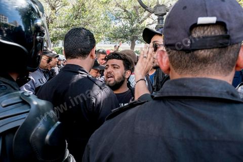 13 et 14 avril 2017 : manifestation des étudiants en droit sur l'avenue Habib Bourguiba. En grève depuis plusieurs jours, les étudiants en droit sont rejoints, le 14 avril, par ceux des autres universités pour une grève générale annoncée par l'UGET, le principal syndicat étudiant et ce afin de dénoncer des "violences policières" qui ont eu lieu mardi lors d'une manifestation des étudiants en droit à La Kasbah.Cette décision est le résultat d'une série d’événements qui ont éclaté après que le ministère de la Justice et la présidence du gouvernement ont émis un décret (345) selon lequel seuls les étudiants titulaires d’un master peuvent passer le concours national pour accéder à l'Institut Supérieur de la Magistrature (ISM). Les forces de sécurité tunisiennes ont interdit, vendredi, à des centaines d'étudiants des facultés de droit, l'accès au siège du ministère de l'Intérieur, lors d'une manifestation organisée à l’avenue Habib Bourguiba, au centre de la capitale, Tunis. Les protestataires exigent du ministère de la Justice l’annulation de mesures réglementant l'entrée à l'Institut Supérieur de la Magistrature.