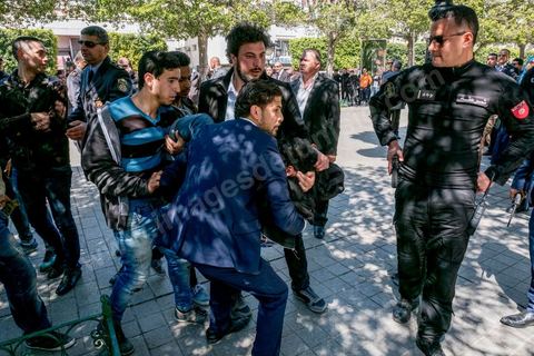 13 et 14 avril 2017 : manifestation des étudiants en droit sur l'avenue Habib Bourguiba. En grève depuis plusieurs jours, les étudiants en droit sont rejoints, le 14 avril, par ceux des autres universités pour une grève générale annoncée par l'UGET, le principal syndicat étudiant et ce afin de dénoncer des "violences policières" qui ont eu lieu mardi lors d'une manifestation des étudiants en droit à La Kasbah.Cette décision est le résultat d'une série d’événements qui ont éclaté après que le ministère de la Justice et la présidence du gouvernement ont émis un décret (345) selon lequel seuls les étudiants titulaires d’un master peuvent passer le concours national pour accéder à l'Institut Supérieur de la Magistrature (ISM). Les forces de sécurité tunisiennes ont interdit, vendredi, à des centaines d'étudiants des facultés de droit, l'accès au siège du ministère de l'Intérieur, lors d'une manifestation organisée à l’avenue Habib Bourguiba, au centre de la capitale, Tunis. Les protestataires exigent du ministère de la Justice l’annulation de mesures réglementant l'entrée à l'Institut Supérieur de la Magistrature.