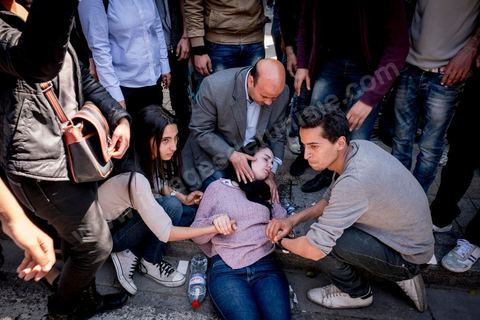 13 et 14 avril 2017 : manifestation des étudiants en droit sur l'avenue Habib Bourguiba. En grève depuis plusieurs jours, les étudiants en droit sont rejoints, le 14 avril, par ceux des autres universités pour une grève générale annoncée par l'UGET, le principal syndicat étudiant et ce afin de dénoncer des "violences policières" qui ont eu lieu mardi lors d'une manifestation des étudiants en droit à La Kasbah.Cette décision est le résultat d'une série d’événements qui ont éclaté après que le ministère de la Justice et la présidence du gouvernement ont émis un décret (345) selon lequel seuls les étudiants titulaires d’un master peuvent passer le concours national pour accéder à l'Institut Supérieur de la Magistrature (ISM). Les forces de sécurité tunisiennes ont interdit, vendredi, à des centaines d'étudiants des facultés de droit, l'accès au siège du ministère de l'Intérieur, lors d'une manifestation organisée à l’avenue Habib Bourguiba, au centre de la capitale, Tunis. Les protestataires exigent du ministère de la Justice l’annulation de mesures réglementant l'entrée à l'Institut Supérieur de la Magistrature.