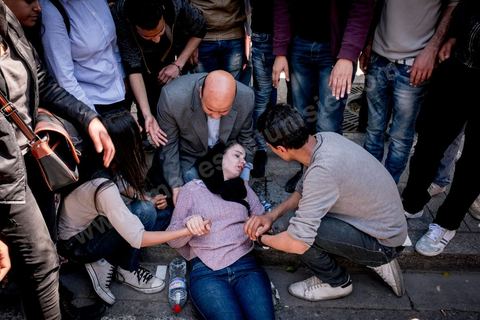 13 et 14 avril 2017 : manifestation des étudiants en droit sur l'avenue Habib Bourguiba. En grève depuis plusieurs jours, les étudiants en droit sont rejoints, le 14 avril, par ceux des autres universités pour une grève générale annoncée par l'UGET, le principal syndicat étudiant et ce afin de dénoncer des "violences policières" qui ont eu lieu mardi lors d'une manifestation des étudiants en droit à La Kasbah.Cette décision est le résultat d'une série d’événements qui ont éclaté après que le ministère de la Justice et la présidence du gouvernement ont émis un décret (345) selon lequel seuls les étudiants titulaires d’un master peuvent passer le concours national pour accéder à l'Institut Supérieur de la Magistrature (ISM). Les forces de sécurité tunisiennes ont interdit, vendredi, à des centaines d'étudiants des facultés de droit, l'accès au siège du ministère de l'Intérieur, lors d'une manifestation organisée à l’avenue Habib Bourguiba, au centre de la capitale, Tunis. Les protestataires exigent du ministère de la Justice l’annulation de mesures réglementant l'entrée à l'Institut Supérieur de la Magistrature.