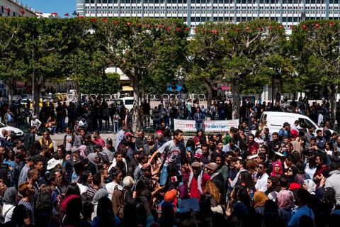 13 et 14 avril 2017 : manifestation des étudiants en droit sur l'avenue Habib Bourguiba. En grève depuis plusieurs jours, les étudiants en droit sont rejoints, le 14 avril, par ceux des autres universités pour une grève générale annoncée par l'UGET, le principal syndicat étudiant et ce afin de dénoncer des "violences policières" qui ont eu lieu mardi lors d'une manifestation des étudiants en droit à La Kasbah.Cette décision est le résultat d'une série d’événements qui ont éclaté après que le ministère de la Justice et la présidence du gouvernement ont émis un décret (345) selon lequel seuls les étudiants titulaires d’un master peuvent passer le concours national pour accéder à l'Institut Supérieur de la Magistrature (ISM). Les forces de sécurité tunisiennes ont interdit, vendredi, à des centaines d'étudiants des facultés de droit, l'accès au siège du ministère de l'Intérieur, lors d'une manifestation organisée à l’avenue Habib Bourguiba, au centre de la capitale, Tunis. Les protestataires exigent du ministère de la Justice l’annulation de mesures réglementant l'entrée à l'Institut Supérieur de la Magistrature.