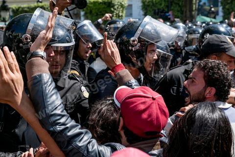 13 et 14 avril 2017 : manifestation des étudiants en droit sur l'avenue Habib Bourguiba. En grève depuis plusieurs jours, les étudiants en droit sont rejoints, le 14 avril, par ceux des autres universités pour une grève générale annoncée par l'UGET, le principal syndicat étudiant et ce afin de dénoncer des "violences policières" qui ont eu lieu mardi lors d'une manifestation des étudiants en droit à La Kasbah.Cette décision est le résultat d'une série d’événements qui ont éclaté après que le ministère de la Justice et la présidence du gouvernement ont émis un décret (345) selon lequel seuls les étudiants titulaires d’un master peuvent passer le concours national pour accéder à l'Institut Supérieur de la Magistrature (ISM). Les forces de sécurité tunisiennes ont interdit, vendredi, à des centaines d'étudiants des facultés de droit, l'accès au siège du ministère de l'Intérieur, lors d'une manifestation organisée à l’avenue Habib Bourguiba, au centre de la capitale, Tunis. Les protestataires exigent du ministère de la Justice l’annulation de mesures réglementant l'entrée à l'Institut Supérieur de la Magistrature.