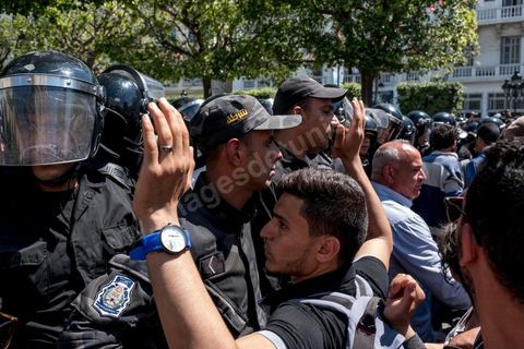 13 et 14 avril 2017 : manifestation des étudiants en droit sur l'avenue Habib Bourguiba. En grève depuis plusieurs jours, les étudiants en droit sont rejoints, le 14 avril, par ceux des autres universités pour une grève générale annoncée par l'UGET, le principal syndicat étudiant et ce afin de dénoncer des "violences policières" qui ont eu lieu mardi lors d'une manifestation des étudiants en droit à La Kasbah.Cette décision est le résultat d'une série d’événements qui ont éclaté après que le ministère de la Justice et la présidence du gouvernement ont émis un décret (345) selon lequel seuls les étudiants titulaires d’un master peuvent passer le concours national pour accéder à l'Institut Supérieur de la Magistrature (ISM). Les forces de sécurité tunisiennes ont interdit, vendredi, à des centaines d'étudiants des facultés de droit, l'accès au siège du ministère de l'Intérieur, lors d'une manifestation organisée à l’avenue Habib Bourguiba, au centre de la capitale, Tunis. Les protestataires exigent du ministère de la Justice l’annulation de mesures réglementant l'entrée à l'Institut Supérieur de la Magistrature.