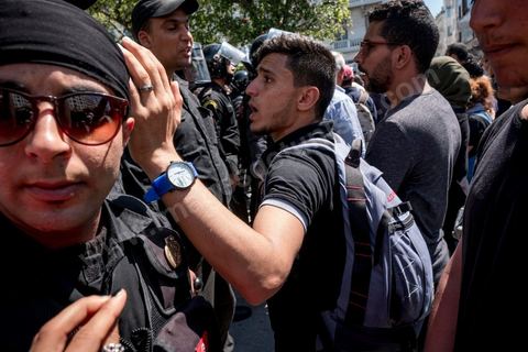 13 et 14 avril 2017 : manifestation des étudiants en droit sur l'avenue Habib Bourguiba. En grève depuis plusieurs jours, les étudiants en droit sont rejoints, le 14 avril, par ceux des autres universités pour une grève générale annoncée par l'UGET, le principal syndicat étudiant et ce afin de dénoncer des "violences policières" qui ont eu lieu mardi lors d'une manifestation des étudiants en droit à La Kasbah.Cette décision est le résultat d'une série d’événements qui ont éclaté après que le ministère de la Justice et la présidence du gouvernement ont émis un décret (345) selon lequel seuls les étudiants titulaires d’un master peuvent passer le concours national pour accéder à l'Institut Supérieur de la Magistrature (ISM). Les forces de sécurité tunisiennes ont interdit, vendredi, à des centaines d'étudiants des facultés de droit, l'accès au siège du ministère de l'Intérieur, lors d'une manifestation organisée à l’avenue Habib Bourguiba, au centre de la capitale, Tunis. Les protestataires exigent du ministère de la Justice l’annulation de mesures réglementant l'entrée à l'Institut Supérieur de la Magistrature.