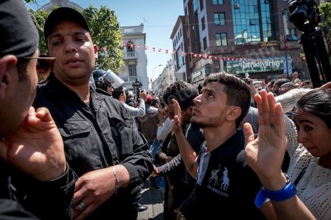 13 et 14 avril 2017 : manifestation des étudiants en droit sur l'avenue Habib Bourguiba. En grève depuis plusieurs jours, les étudiants en droit sont rejoints, le 14 avril, par ceux des autres universités pour une grève générale annoncée par l'UGET, le principal syndicat étudiant et ce afin de dénoncer des "violences policières" qui ont eu lieu mardi lors d'une manifestation des étudiants en droit à La Kasbah.Cette décision est le résultat d'une série d’événements qui ont éclaté après que le ministère de la Justice et la présidence du gouvernement ont émis un décret (345) selon lequel seuls les étudiants titulaires d’un master peuvent passer le concours national pour accéder à l'Institut Supérieur de la Magistrature (ISM). Les forces de sécurité tunisiennes ont interdit, vendredi, à des centaines d'étudiants des facultés de droit, l'accès au siège du ministère de l'Intérieur, lors d'une manifestation organisée à l’avenue Habib Bourguiba, au centre de la capitale, Tunis. Les protestataires exigent du ministère de la Justice l’annulation de mesures réglementant l'entrée à l'Institut Supérieur de la Magistrature.