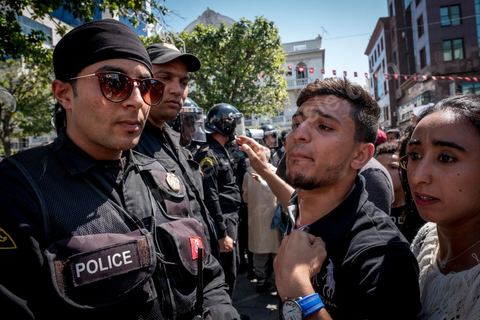 13 et 14 avril 2017 : manifestation des étudiants en droit sur l'avenue Habib Bourguiba. En grève depuis plusieurs jours, les étudiants en droit sont rejoints, le 14 avril, par ceux des autres universités pour une grève générale annoncée par l'UGET, le principal syndicat étudiant et ce afin de dénoncer des "violences policières" qui ont eu lieu mardi lors d'une manifestation des étudiants en droit à La Kasbah.Cette décision est le résultat d'une série d’événements qui ont éclaté après que le ministère de la Justice et la présidence du gouvernement ont émis un décret (345) selon lequel seuls les étudiants titulaires d’un master peuvent passer le concours national pour accéder à l'Institut Supérieur de la Magistrature (ISM). Les forces de sécurité tunisiennes ont interdit, vendredi, à des centaines d'étudiants des facultés de droit, l'accès au siège du ministère de l'Intérieur, lors d'une manifestation organisée à l’avenue Habib Bourguiba, au centre de la capitale, Tunis. Les protestataires exigent du ministère de la Justice l’annulation de mesures réglementant l'entrée à l'Institut Supérieur de la Magistrature.