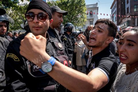 13 et 14 avril 2017 : manifestation des étudiants en droit sur l'avenue Habib Bourguiba. En grève depuis plusieurs jours, les étudiants en droit sont rejoints, le 14 avril, par ceux des autres universités pour une grève générale annoncée par l'UGET, le principal syndicat étudiant et ce afin de dénoncer des "violences policières" qui ont eu lieu mardi lors d'une manifestation des étudiants en droit à La Kasbah.Cette décision est le résultat d'une série d’événements qui ont éclaté après que le ministère de la Justice et la présidence du gouvernement ont émis un décret (345) selon lequel seuls les étudiants titulaires d’un master peuvent passer le concours national pour accéder à l'Institut Supérieur de la Magistrature (ISM). Les forces de sécurité tunisiennes ont interdit, vendredi, à des centaines d'étudiants des facultés de droit, l'accès au siège du ministère de l'Intérieur, lors d'une manifestation organisée à l’avenue Habib Bourguiba, au centre de la capitale, Tunis. Les protestataires exigent du ministère de la Justice l’annulation de mesures réglementant l'entrée à l'Institut Supérieur de la Magistrature.