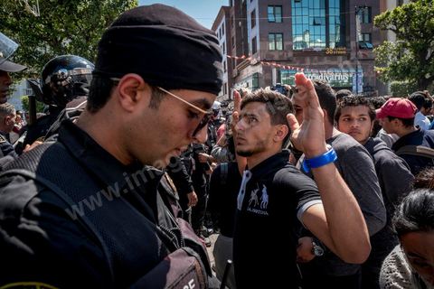 13 et 14 avril 2017 : manifestation des étudiants en droit sur l'avenue Habib Bourguiba. En grève depuis plusieurs jours, les étudiants en droit sont rejoints, le 14 avril, par ceux des autres universités pour une grève générale annoncée par l'UGET, le principal syndicat étudiant et ce afin de dénoncer des "violences policières" qui ont eu lieu mardi lors d'une manifestation des étudiants en droit à La Kasbah.Cette décision est le résultat d'une série d’événements qui ont éclaté après que le ministère de la Justice et la présidence du gouvernement ont émis un décret (345) selon lequel seuls les étudiants titulaires d’un master peuvent passer le concours national pour accéder à l'Institut Supérieur de la Magistrature (ISM). Les forces de sécurité tunisiennes ont interdit, vendredi, à des centaines d'étudiants des facultés de droit, l'accès au siège du ministère de l'Intérieur, lors d'une manifestation organisée à l’avenue Habib Bourguiba, au centre de la capitale, Tunis. Les protestataires exigent du ministère de la Justice l’annulation de mesures réglementant l'entrée à l'Institut Supérieur de la Magistrature.
