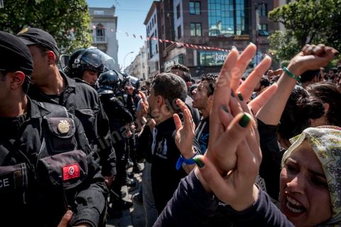 13 et 14 avril 2017 : manifestation des étudiants en droit sur l'avenue Habib Bourguiba. En grève depuis plusieurs jours, les étudiants en droit sont rejoints, le 14 avril, par ceux des autres universités pour une grève générale annoncée par l'UGET, le principal syndicat étudiant et ce afin de dénoncer des "violences policières" qui ont eu lieu mardi lors d'une manifestation des étudiants en droit à La Kasbah.Cette décision est le résultat d'une série d’événements qui ont éclaté après que le ministère de la Justice et la présidence du gouvernement ont émis un décret (345) selon lequel seuls les étudiants titulaires d’un master peuvent passer le concours national pour accéder à l'Institut Supérieur de la Magistrature (ISM). Les forces de sécurité tunisiennes ont interdit, vendredi, à des centaines d'étudiants des facultés de droit, l'accès au siège du ministère de l'Intérieur, lors d'une manifestation organisée à l’avenue Habib Bourguiba, au centre de la capitale, Tunis. Les protestataires exigent du ministère de la Justice l’annulation de mesures réglementant l'entrée à l'Institut Supérieur de la Magistrature.