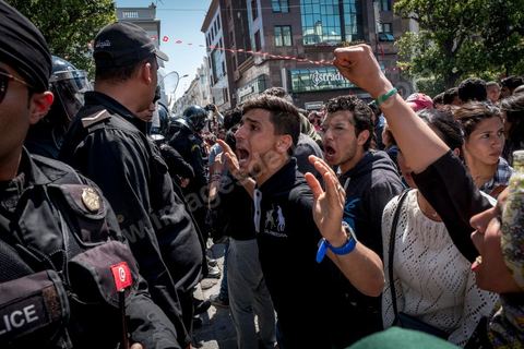 13 et 14 avril 2017 : manifestation des étudiants en droit sur l'avenue Habib Bourguiba. En grève depuis plusieurs jours, les étudiants en droit sont rejoints, le 14 avril, par ceux des autres universités pour une grève générale annoncée par l'UGET, le principal syndicat étudiant et ce afin de dénoncer des "violences policières" qui ont eu lieu mardi lors d'une manifestation des étudiants en droit à La Kasbah.Cette décision est le résultat d'une série d’événements qui ont éclaté après que le ministère de la Justice et la présidence du gouvernement ont émis un décret (345) selon lequel seuls les étudiants titulaires d’un master peuvent passer le concours national pour accéder à l'Institut Supérieur de la Magistrature (ISM). Les forces de sécurité tunisiennes ont interdit, vendredi, à des centaines d'étudiants des facultés de droit, l'accès au siège du ministère de l'Intérieur, lors d'une manifestation organisée à l’avenue Habib Bourguiba, au centre de la capitale, Tunis. Les protestataires exigent du ministère de la Justice l’annulation de mesures réglementant l'entrée à l'Institut Supérieur de la Magistrature.