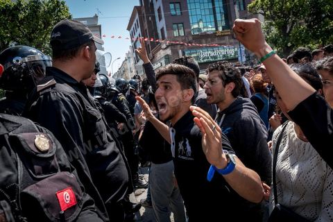 13 et 14 avril 2017 : manifestation des étudiants en droit sur l'avenue Habib Bourguiba. En grève depuis plusieurs jours, les étudiants en droit sont rejoints, le 14 avril, par ceux des autres universités pour une grève générale annoncée par l'UGET, le principal syndicat étudiant et ce afin de dénoncer des "violences policières" qui ont eu lieu mardi lors d'une manifestation des étudiants en droit à La Kasbah.Cette décision est le résultat d'une série d’événements qui ont éclaté après que le ministère de la Justice et la présidence du gouvernement ont émis un décret (345) selon lequel seuls les étudiants titulaires d’un master peuvent passer le concours national pour accéder à l'Institut Supérieur de la Magistrature (ISM). Les forces de sécurité tunisiennes ont interdit, vendredi, à des centaines d'étudiants des facultés de droit, l'accès au siège du ministère de l'Intérieur, lors d'une manifestation organisée à l’avenue Habib Bourguiba, au centre de la capitale, Tunis. Les protestataires exigent du ministère de la Justice l’annulation de mesures réglementant l'entrée à l'Institut Supérieur de la Magistrature.