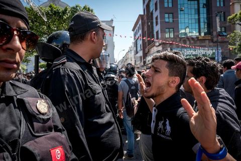 13 et 14 avril 2017 : manifestation des étudiants en droit sur l'avenue Habib Bourguiba. En grève depuis plusieurs jours, les étudiants en droit sont rejoints, le 14 avril, par ceux des autres universités pour une grève générale annoncée par l'UGET, le principal syndicat étudiant et ce afin de dénoncer des "violences policières" qui ont eu lieu mardi lors d'une manifestation des étudiants en droit à La Kasbah.Cette décision est le résultat d'une série d’événements qui ont éclaté après que le ministère de la Justice et la présidence du gouvernement ont émis un décret (345) selon lequel seuls les étudiants titulaires d’un master peuvent passer le concours national pour accéder à l'Institut Supérieur de la Magistrature (ISM). Les forces de sécurité tunisiennes ont interdit, vendredi, à des centaines d'étudiants des facultés de droit, l'accès au siège du ministère de l'Intérieur, lors d'une manifestation organisée à l’avenue Habib Bourguiba, au centre de la capitale, Tunis. Les protestataires exigent du ministère de la Justice l’annulation de mesures réglementant l'entrée à l'Institut Supérieur de la Magistrature.