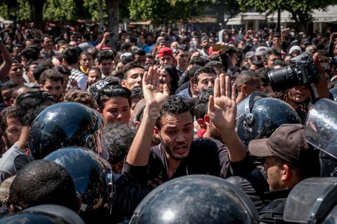 13 et 14 avril 2017 : manifestation des étudiants en droit sur l'avenue Habib Bourguiba. En grève depuis plusieurs jours, les étudiants en droit sont rejoints, le 14 avril, par ceux des autres universités pour une grève générale annoncée par l'UGET, le principal syndicat étudiant et ce afin de dénoncer des "violences policières" qui ont eu lieu mardi lors d'une manifestation des étudiants en droit à La Kasbah.Cette décision est le résultat d'une série d’événements qui ont éclaté après que le ministère de la Justice et la présidence du gouvernement ont émis un décret (345) selon lequel seuls les étudiants titulaires d’un master peuvent passer le concours national pour accéder à l'Institut Supérieur de la Magistrature (ISM). Les forces de sécurité tunisiennes ont interdit, vendredi, à des centaines d'étudiants des facultés de droit, l'accès au siège du ministère de l'Intérieur, lors d'une manifestation organisée à l’avenue Habib Bourguiba, au centre de la capitale, Tunis. Les protestataires exigent du ministère de la Justice l’annulation de mesures réglementant l'entrée à l'Institut Supérieur de la Magistrature.
