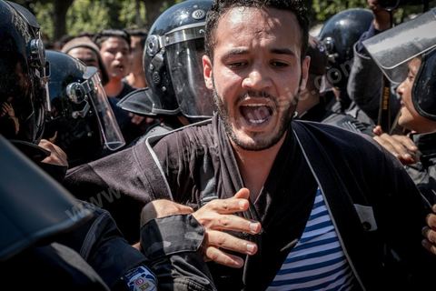 13 et 14 avril 2017 : manifestation des étudiants en droit sur l'avenue Habib Bourguiba. En grève depuis plusieurs jours, les étudiants en droit sont rejoints, le 14 avril, par ceux des autres universités pour une grève générale annoncée par l'UGET, le principal syndicat étudiant et ce afin de dénoncer des "violences policières" qui ont eu lieu mardi lors d'une manifestation des étudiants en droit à La Kasbah.Cette décision est le résultat d'une série d’événements qui ont éclaté après que le ministère de la Justice et la présidence du gouvernement ont émis un décret (345) selon lequel seuls les étudiants titulaires d’un master peuvent passer le concours national pour accéder à l'Institut Supérieur de la Magistrature (ISM). Les forces de sécurité tunisiennes ont interdit, vendredi, à des centaines d'étudiants des facultés de droit, l'accès au siège du ministère de l'Intérieur, lors d'une manifestation organisée à l’avenue Habib Bourguiba, au centre de la capitale, Tunis. Les protestataires exigent du ministère de la Justice l’annulation de mesures réglementant l'entrée à l'Institut Supérieur de la Magistrature.