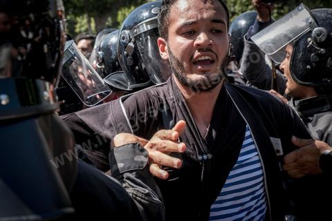 13 et 14 avril 2017 : manifestation des étudiants en droit sur l'avenue Habib Bourguiba. En grève depuis plusieurs jours, les étudiants en droit sont rejoints, le 14 avril, par ceux des autres universités pour une grève générale annoncée par l'UGET, le principal syndicat étudiant et ce afin de dénoncer des "violences policières" qui ont eu lieu mardi lors d'une manifestation des étudiants en droit à La Kasbah.Cette décision est le résultat d'une série d’événements qui ont éclaté après que le ministère de la Justice et la présidence du gouvernement ont émis un décret (345) selon lequel seuls les étudiants titulaires d’un master peuvent passer le concours national pour accéder à l'Institut Supérieur de la Magistrature (ISM). Les forces de sécurité tunisiennes ont interdit, vendredi, à des centaines d'étudiants des facultés de droit, l'accès au siège du ministère de l'Intérieur, lors d'une manifestation organisée à l’avenue Habib Bourguiba, au centre de la capitale, Tunis. Les protestataires exigent du ministère de la Justice l’annulation de mesures réglementant l'entrée à l'Institut Supérieur de la Magistrature.