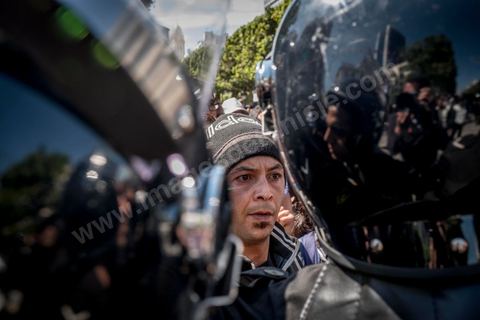 13 et 14 avril 2017 : manifestation des étudiants en droit sur l'avenue Habib Bourguiba. En grève depuis plusieurs jours, les étudiants en droit sont rejoints, le 14 avril, par ceux des autres universités pour une grève générale annoncée par l'UGET, le principal syndicat étudiant et ce afin de dénoncer des "violences policières" qui ont eu lieu mardi lors d'une manifestation des étudiants en droit à La Kasbah.Cette décision est le résultat d'une série d’événements qui ont éclaté après que le ministère de la Justice et la présidence du gouvernement ont émis un décret (345) selon lequel seuls les étudiants titulaires d’un master peuvent passer le concours national pour accéder à l'Institut Supérieur de la Magistrature (ISM). Les forces de sécurité tunisiennes ont interdit, vendredi, à des centaines d'étudiants des facultés de droit, l'accès au siège du ministère de l'Intérieur, lors d'une manifestation organisée à l’avenue Habib Bourguiba, au centre de la capitale, Tunis. Les protestataires exigent du ministère de la Justice l’annulation de mesures réglementant l'entrée à l'Institut Supérieur de la Magistrature.
