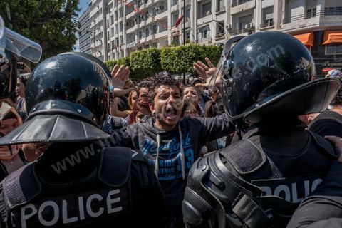 13 et 14 avril 2017 : manifestation des étudiants en droit sur l'avenue Habib Bourguiba. En grève depuis plusieurs jours, les étudiants en droit sont rejoints, le 14 avril, par ceux des autres universités pour une grève générale annoncée par l'UGET, le principal syndicat étudiant et ce afin de dénoncer des "violences policières" qui ont eu lieu mardi lors d'une manifestation des étudiants en droit à La Kasbah.Cette décision est le résultat d'une série d’événements qui ont éclaté après que le ministère de la Justice et la présidence du gouvernement ont émis un décret (345) selon lequel seuls les étudiants titulaires d’un master peuvent passer le concours national pour accéder à l'Institut Supérieur de la Magistrature (ISM). Les forces de sécurité tunisiennes ont interdit, vendredi, à des centaines d'étudiants des facultés de droit, l'accès au siège du ministère de l'Intérieur, lors d'une manifestation organisée à l’avenue Habib Bourguiba, au centre de la capitale, Tunis. Les protestataires exigent du ministère de la Justice l’annulation de mesures réglementant l'entrée à l'Institut Supérieur de la Magistrature.